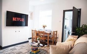 Stylish Home, Hosted By Esongrace Stays, Stoke-On-Trent - Perfect For Families - Contractors - Holiday Makers - Emergency Housing - Professionals, Relocators